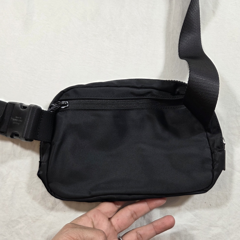 lululemon athletica Everywhere Go Bag Black Belt Bag Shoulder Bag - Picture 6 of 7